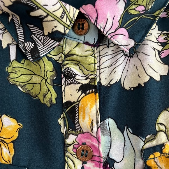 Guess Long Sleeve Floral Button Up Blouse, Front Pockets, Roll Up Sleeves, L - Picture 6 of 10